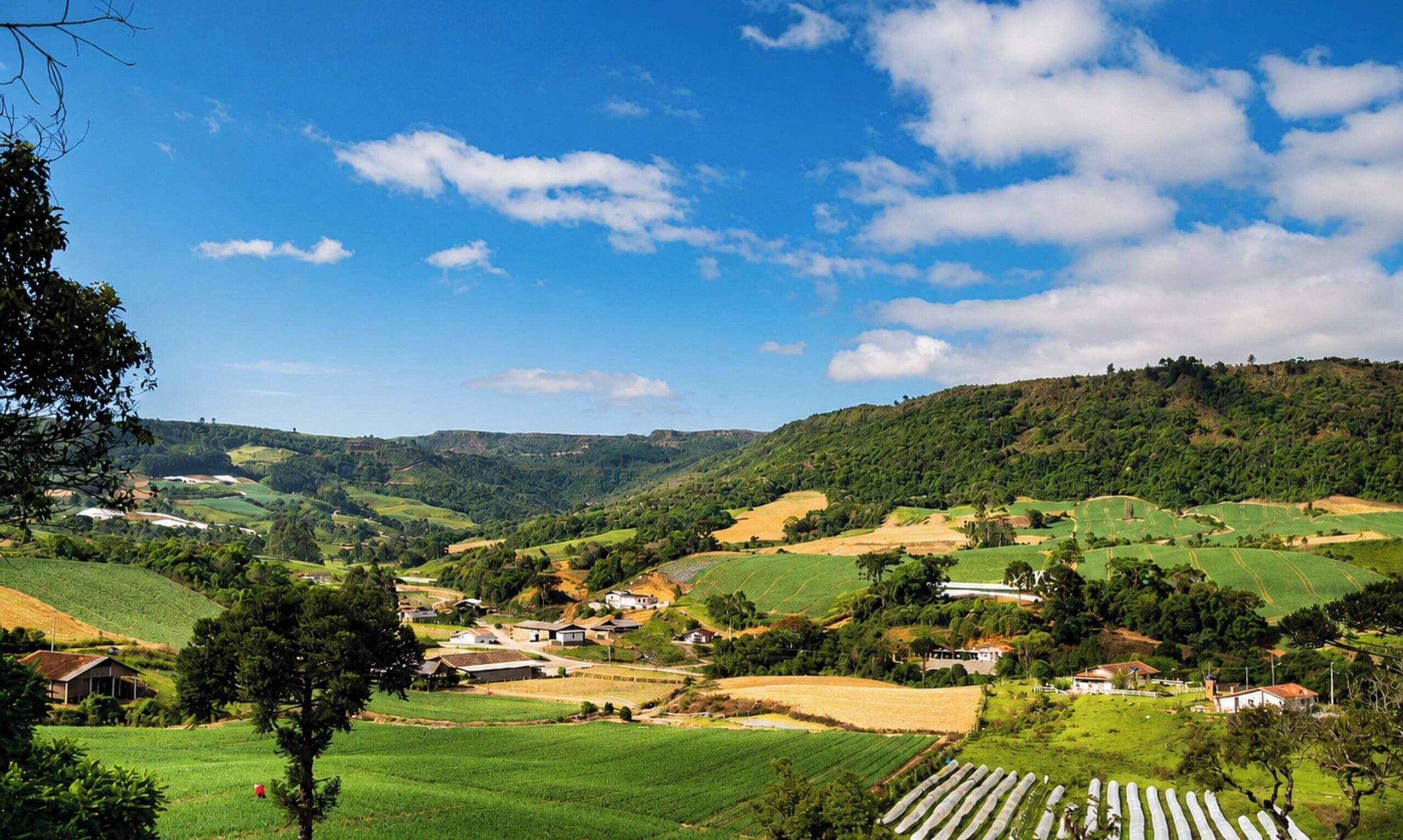 Eine ländliche Landschaft mit sanften Hügeln, grünen Feldern und verstreuten Gehöften.