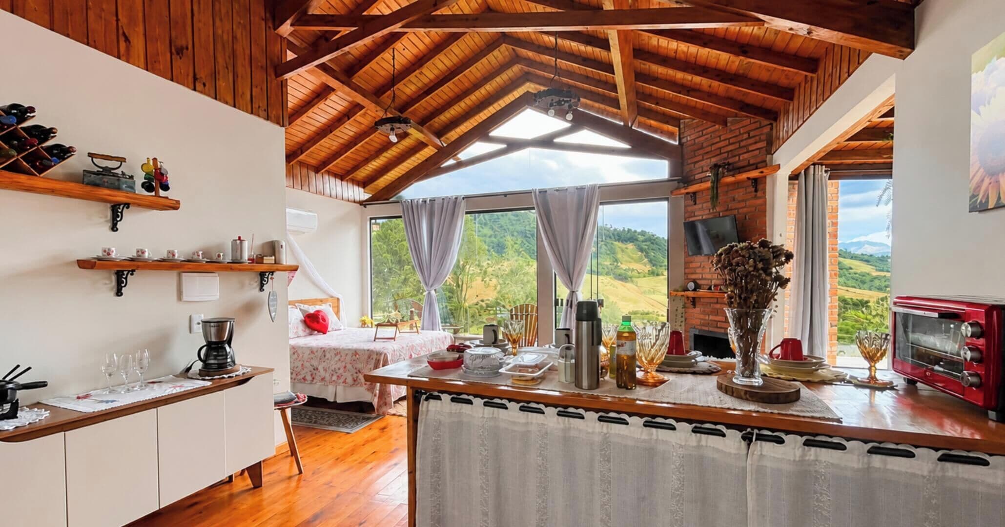 Chalé Caminho do Sol 1 - Jacuzzi e Bônus Culinário | Privat køkken | Køleskab, køkkentøj/tallerkener/redskaber, spisebord, køkkenø