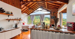 Chalé Caminho do Sol 1 - Jacuzzi e Bônus Culinário | Private kitchen | Fridge, cookware/dishes/utensils, dining tables, kitchen islands