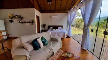 Chalet Lune de Miel, baignoire à jets, vue montagne | Coin séjour | TV connectée de 32 pouces avec chaßnes numériques, télévision, Netflix