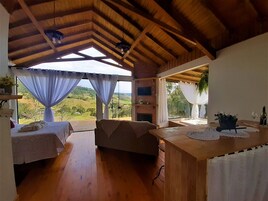 Chalé lua de mel, banheira de hidromassagem, vista para a montanha | Cozinha privada | Geladeira, talheres/pratos/utensílios de cozinha, mesas de jantar