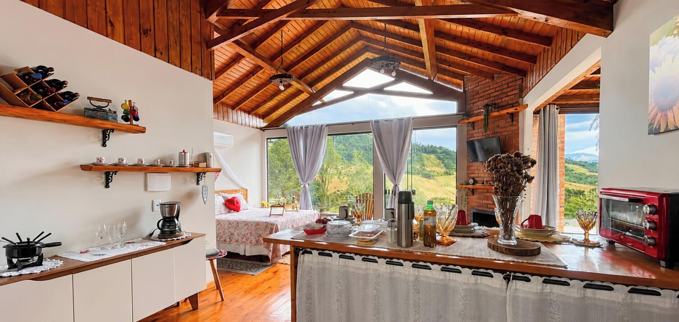 Chalé Caminho do Sol 1 - Jacuzzi e Bônus Culinário | Private kitchen | Fridge, cookware/dishes/utensils, dining tables, kitchen islands