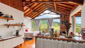 Chalé Caminho do Sol 1 - Jacuzzi e Bônus Culinário | Private kitchen | Fridge, cookware/dishes/utensils, dining tables, kitchen islands