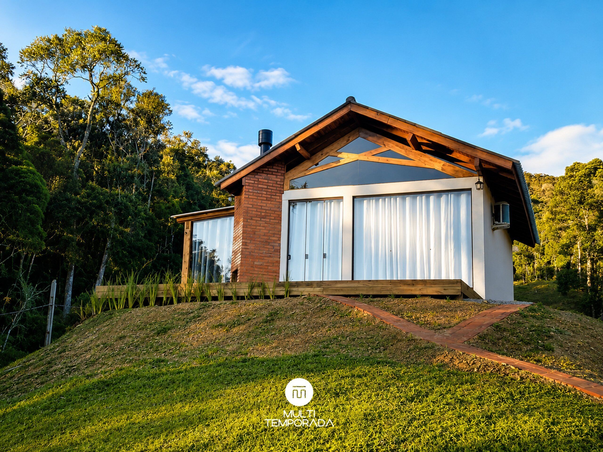 Una casa moderna con garaje, rodeada de vegetación.
