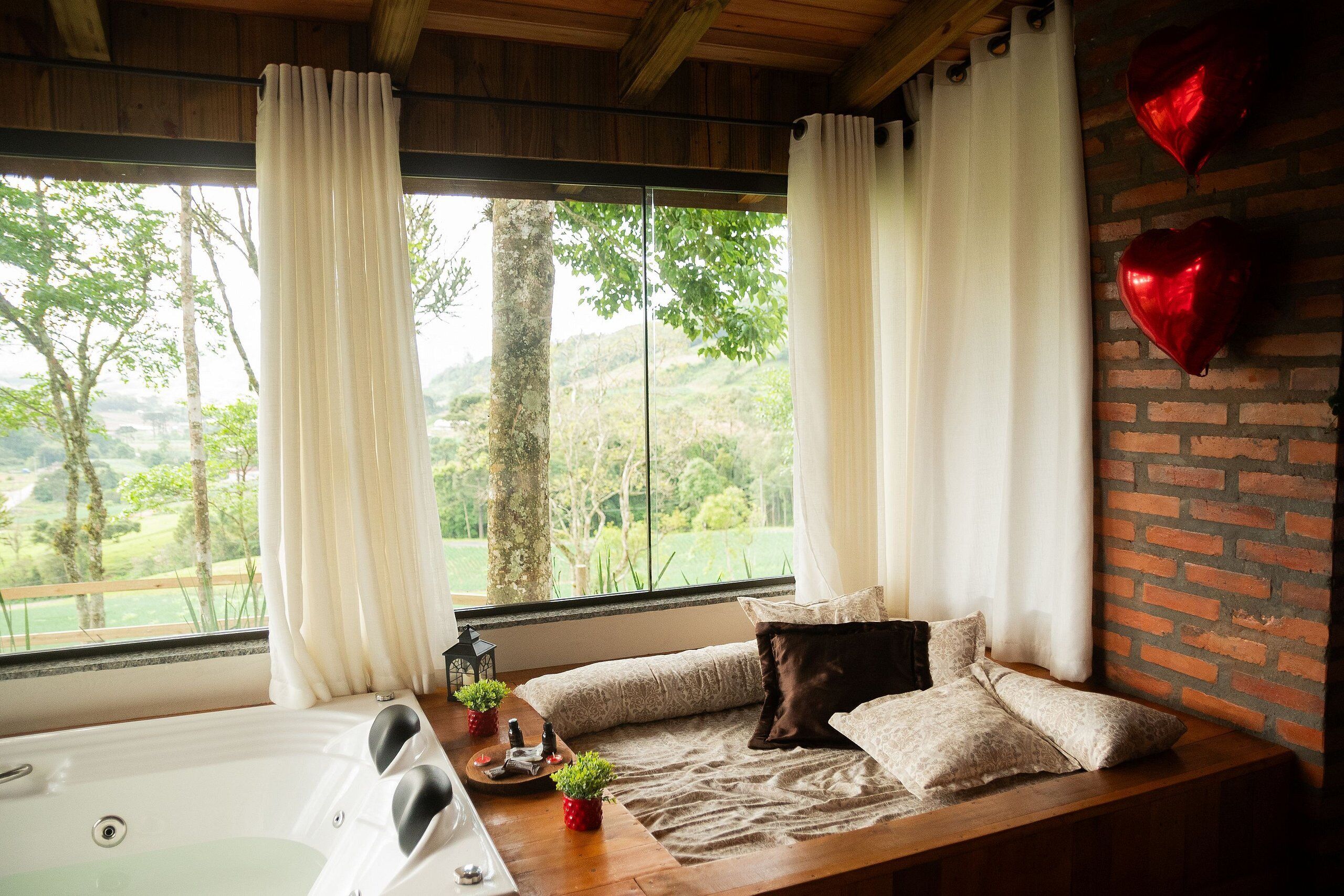 Chalé Caminho do Sol - 2 - com Jacuzzi e Lareira | Bathroom | Separate bathtub and shower, jetted bath