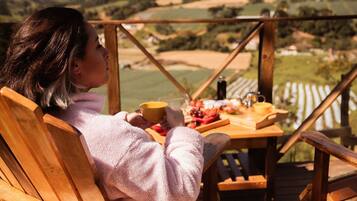 Chalé romântico, banheira de hidromassagem, vista para a montanha | Varanda coberta