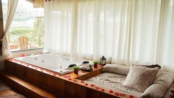 Smekmånadsstuga - bubbelbad | Privat bubbelpool