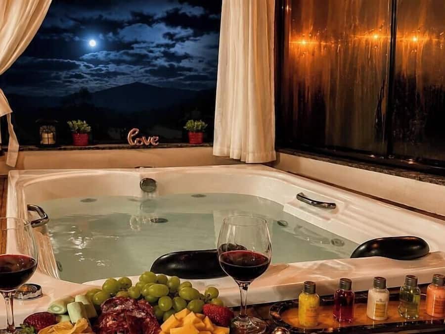 Chalé Caminho do Sol 2 - Jacuzzi e Bônus Culinário | Indoor spa tub