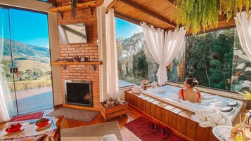 Chalé lua de mel, banheira de hidromassagem, vista para a montanha | Banheiro | Banheira e chuveiro separados, banheira de hidromassagem