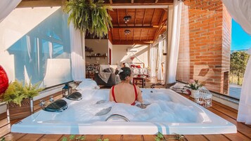 Chalé lua de mel, banheira de hidromassagem, vista para a montanha | Banheira de hidromassagem