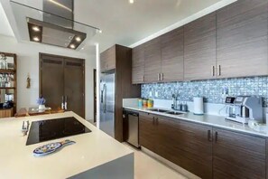 Een koelkast, een magnetron, een oven, een kookplaat