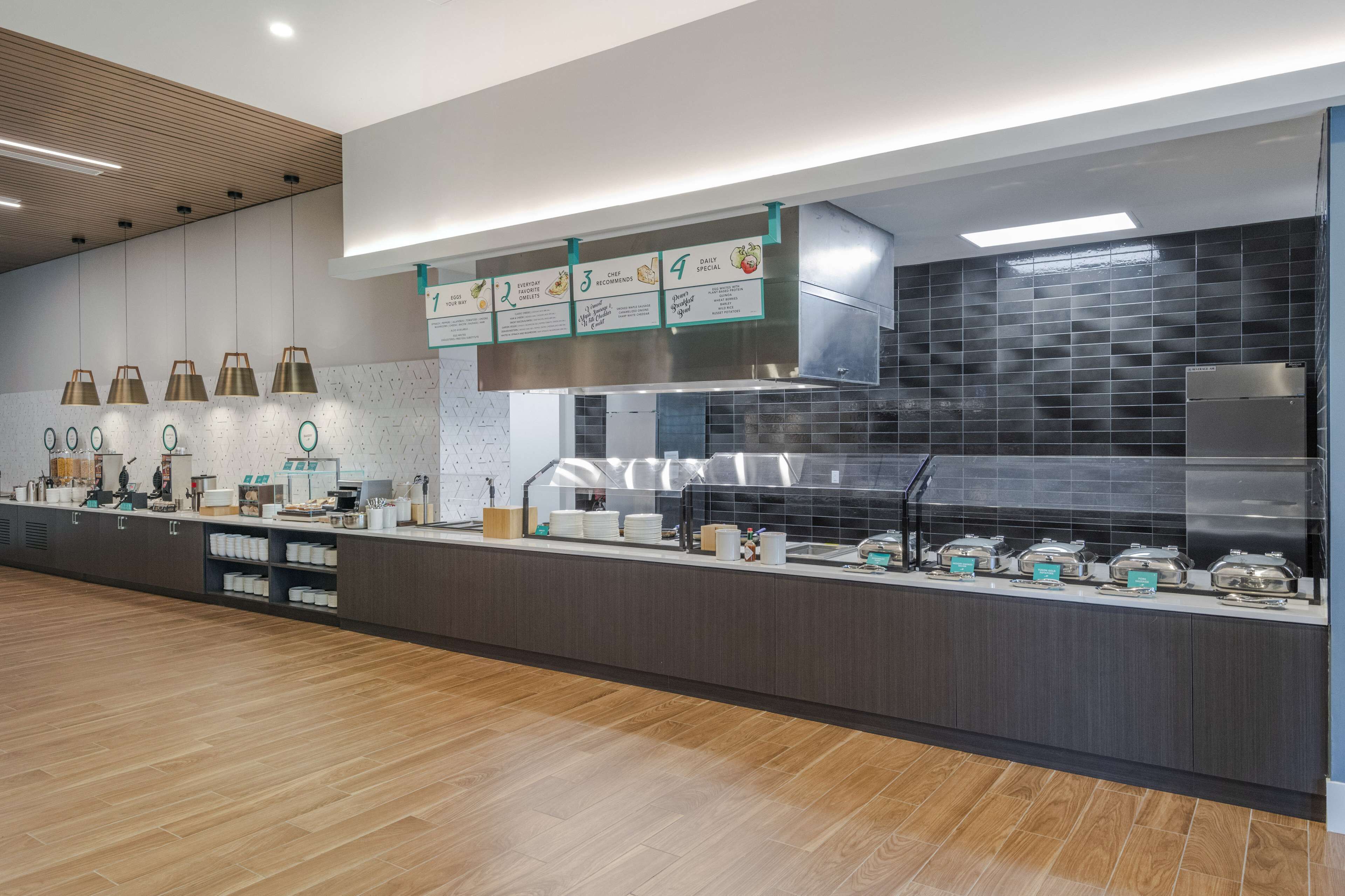 بوفيه فطور مجانًا يوميًا