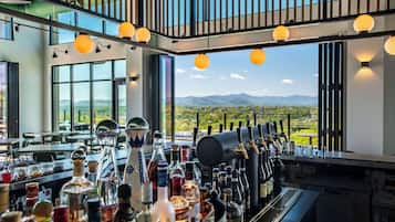 2 restaurants; ze serveren er ontbijt en diner