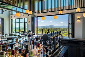 2 restaurants; breakfast and dinner served  - Embassy Suites By Hilton Asheville Downtown (Asheville)