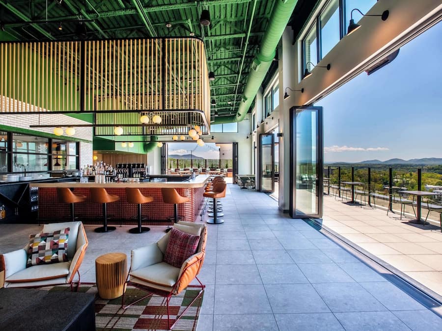 2 restauranter, frokost og middag serveres, amerikanske retter