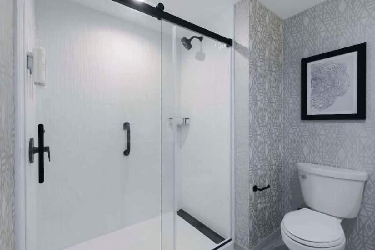 Baño | Artículos de higiene personal gratuitos, secador de pelo y toallas