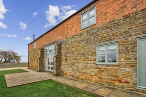 Property grounds - Sophie's Barn - Hot Tub Packages Available (Market Harborough)