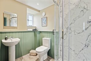 Bathtub, hair dryer, towels, shampoo