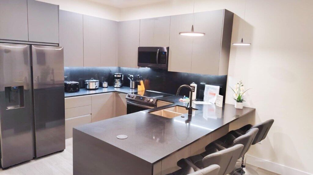 Refrigerador, microondas, horno y parrilla de estufa 