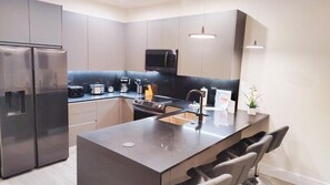 Refrigerador, microondas, horno y parrilla de estufa 