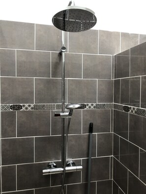 Comfort Apartment | Bathroom | Shower, rainfall showerhead, hair dryer, towels - Maison de Midi (Ginestas)