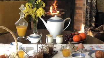 Daily continental breakfast (EUR 12.50 per person)