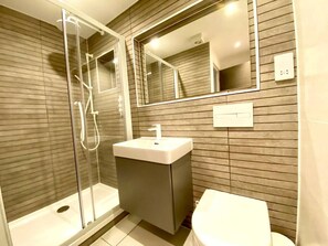 Secador de cabelo, toalhas de banho