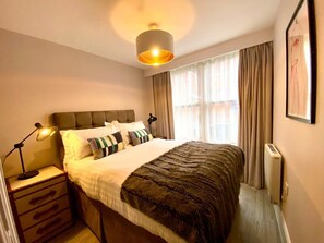 2 quartos, ferros/tábuas de passar roupa, Wi-Fi, roupa de cama