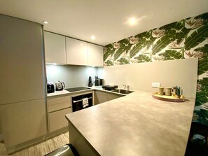 Frigorífico, microondas, horno y placa de cocina