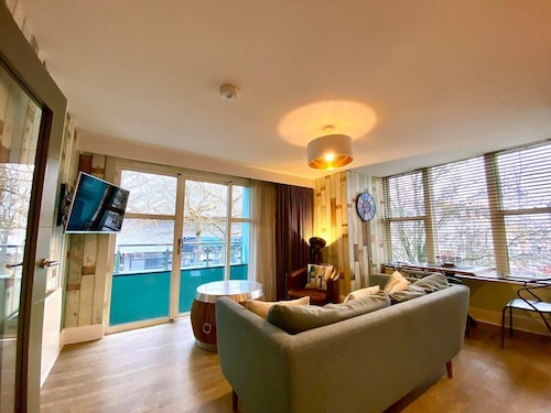 Elegant Apartment inc. Parking