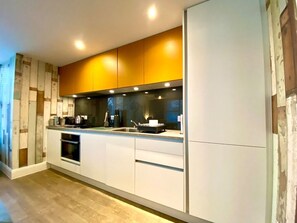 Micro-ondes, four, plaque de cuisson, lave-vaisselle