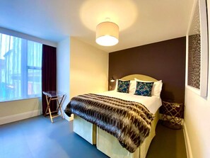 1 bedroom, iron/ironing board, Internet, bed sheets - Stunning Apartment inc. Free Parking & Fast WiFi (Poole)