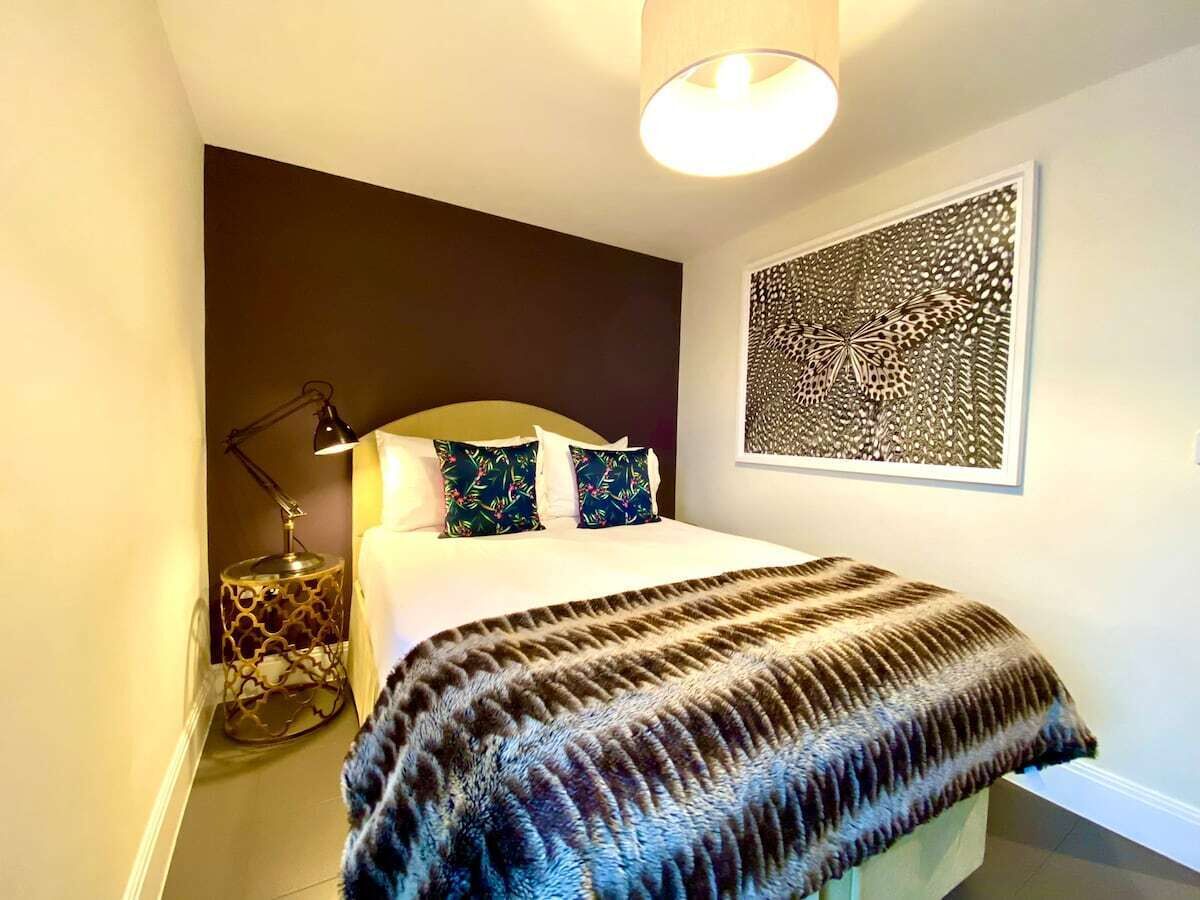 1 soverom, strykejern/-brett, internettilgang og sengetøy