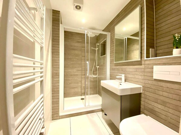 Hair dryer, towels - Stunning Apartment inc. Free Parking & Fast WiFi (Poole)