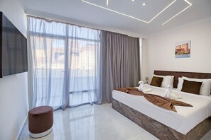 Habitación doble Deluxe, 1 cama Queen size, balcón, vista a la montaña | 1 habitación, minibar, caja de seguridad en la habitación y escritorio 