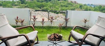 Luxury Duplex - Rooftop Lawn, Hill View, Fire Camp