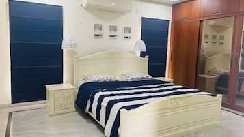 5 bedrooms, desk, free WiFi, bed sheets