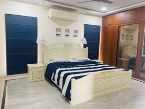 5 bedrooms, desk, free WiFi, bed sheets