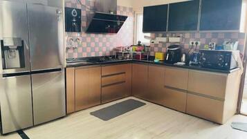 Geladeira, micro-ondas, fogão, cooktop