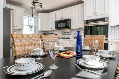 Steps to Harbor & Dining! Updated Home Slps 12