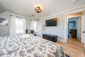 5 bedrooms, iron/ironing board, travel cot, WiFi - Steps to Harbor & Dining! Updated Home Slps 12 (Hyannis)