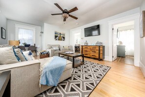 TV, books - Steps to Harbor & Dining! Updated Home Slps 12 (Hyannis)