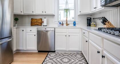 Steps to Harbor & Dining! Updated Home Slps 12