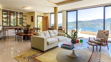 Casa lua de mel, banheira de hidromassagem, vista para o lago | Área de estar | Smart TV 60 polegadas com canais digitais, TV, lareira