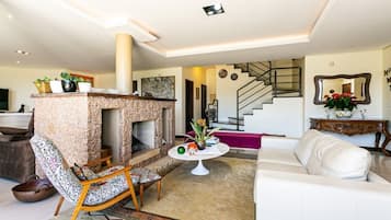 Casa lua de mel, banheira de hidromassagem, vista para o lago | Área de estar | Smart TV 60 polegadas com canais digitais, TV, lareira