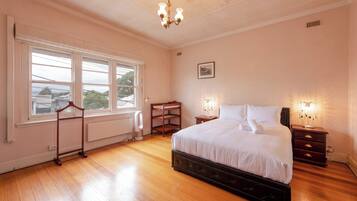 3 bedrooms, desk, Internet, bed sheets