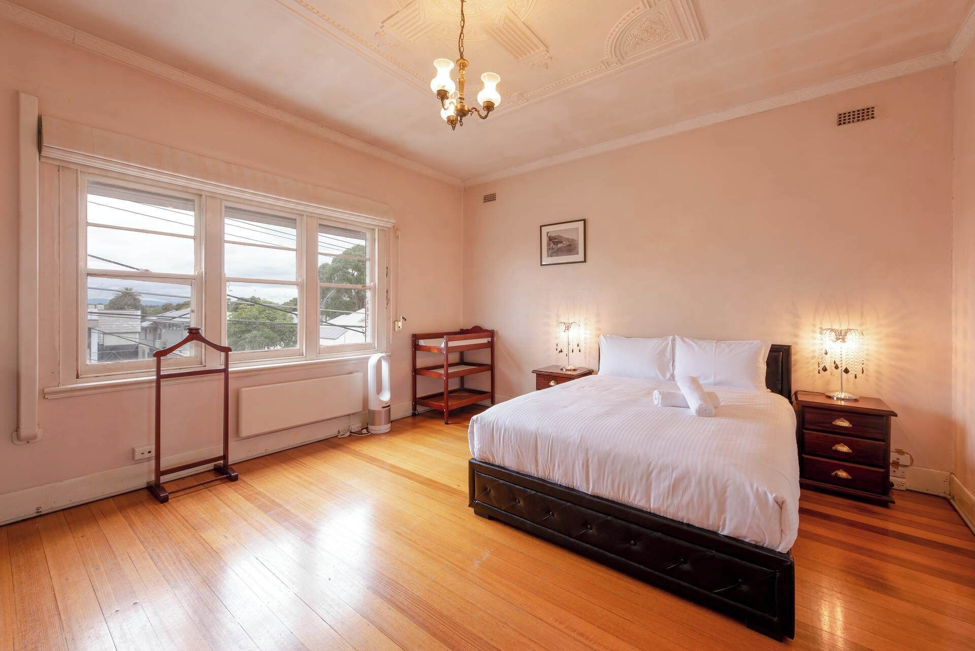 3 bedrooms, desk, Internet, bed sheets