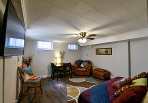 Smart TV - Leavenworth Park Apt 5-Close to UNMC Blackstone (Omaha)