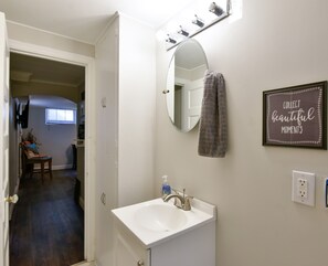 Interior - Leavenworth Park Apt 5-Close to UNMC Blackstone (Omaha)