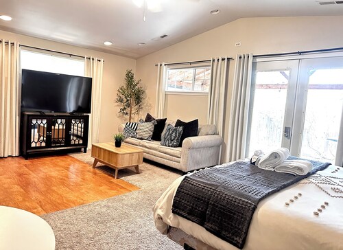 King Bed Guest Studio w/covered parking, private patio, Kitchenette,